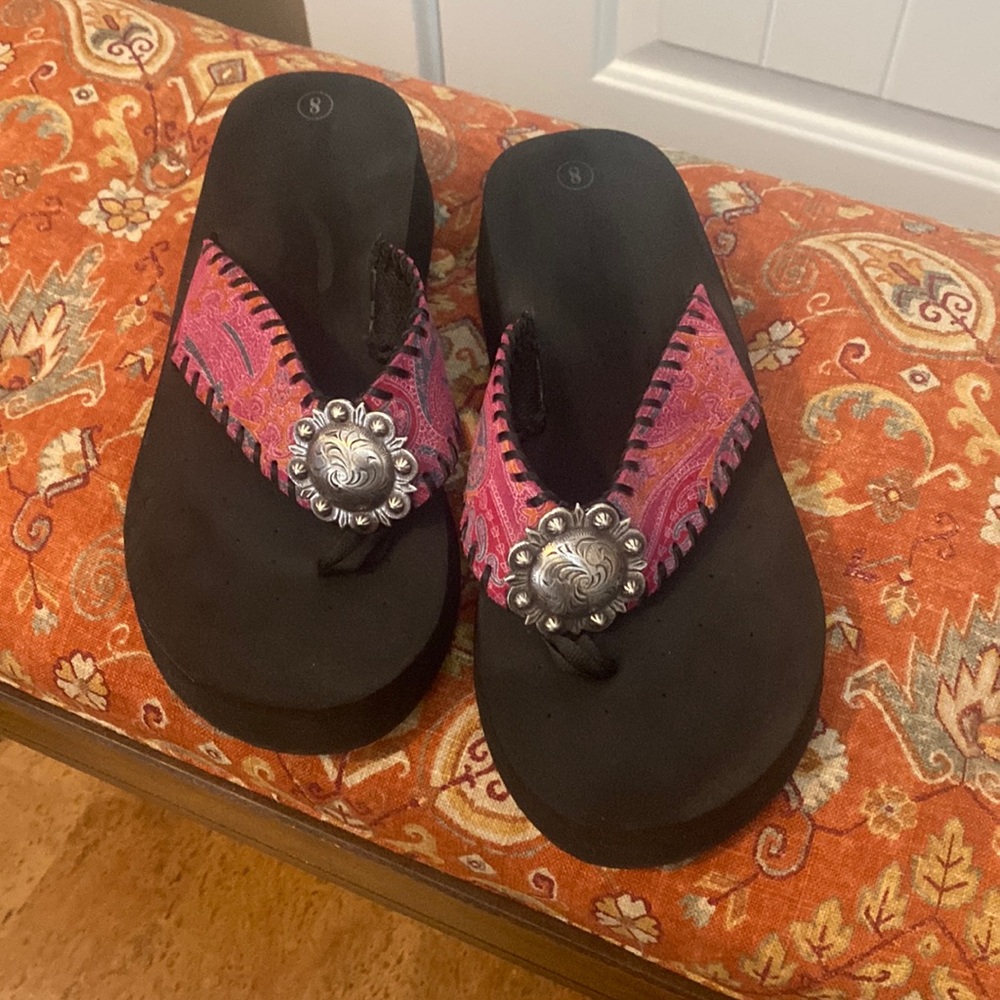 Size 8 western style flip flops